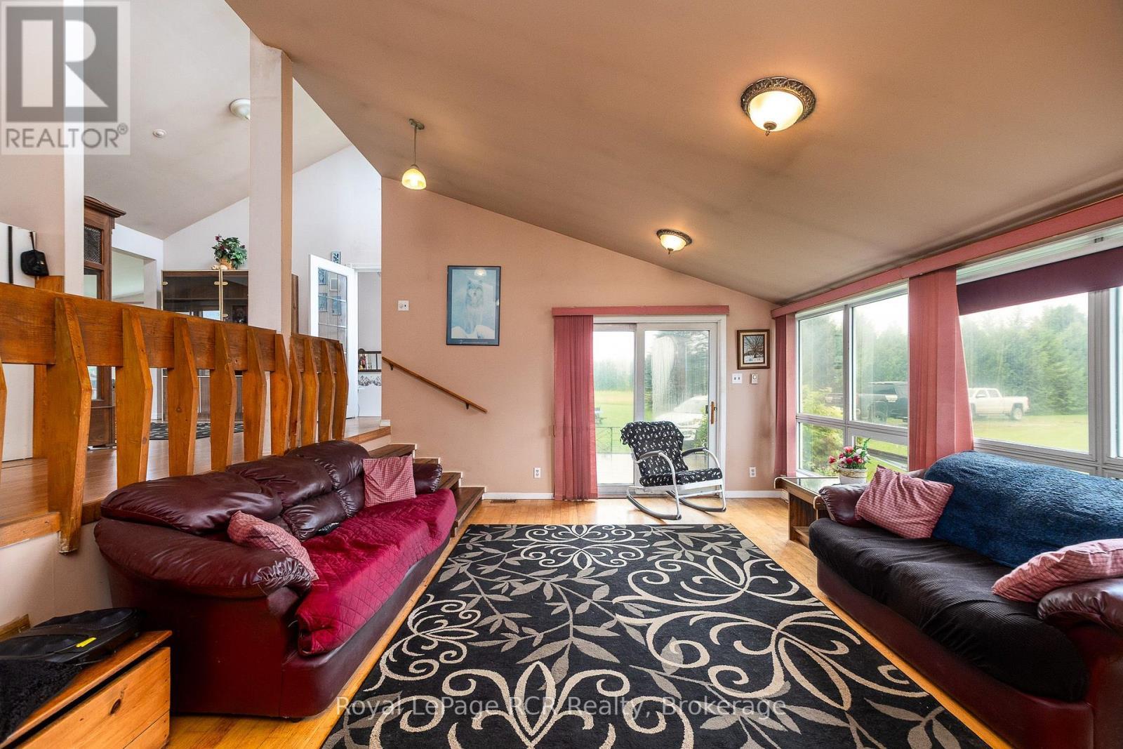 613154 Sideroad 50, West Grey, ON - Indoor Photo Showing Living Room