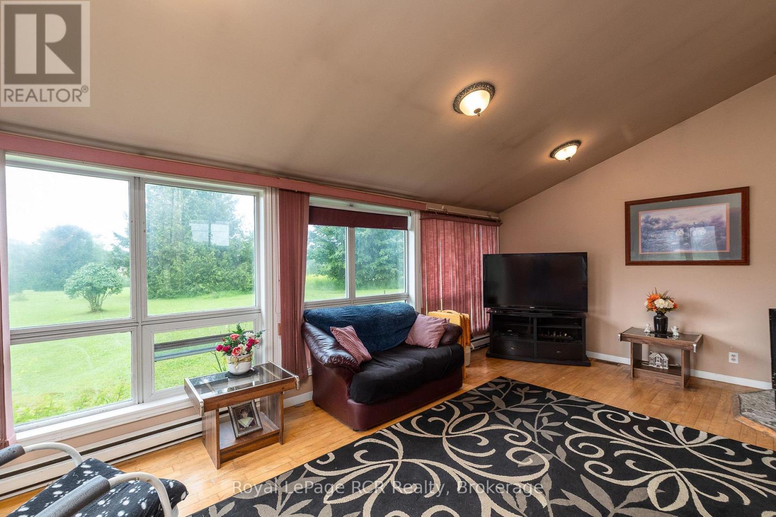 613154 Sideroad 50, West Grey, ON - Indoor Photo Showing Living Room