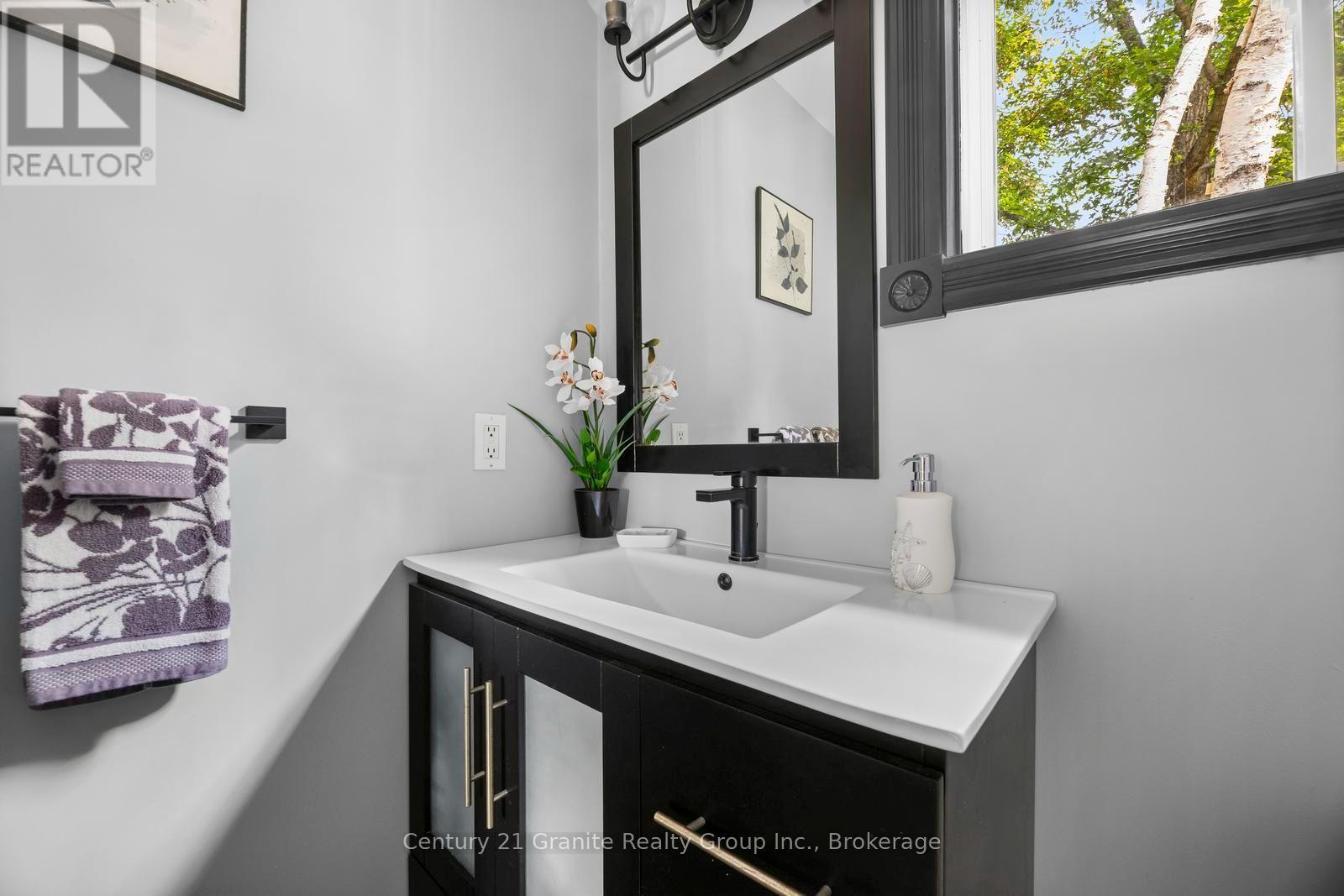 64 Bentley Place, Faraday, ON - Indoor Photo Showing Bathroom