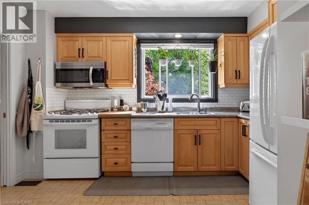 28 Ramsgate Drive, Stoney Creek, ON - Indoor Photo Showing Kitchen With Double Sink