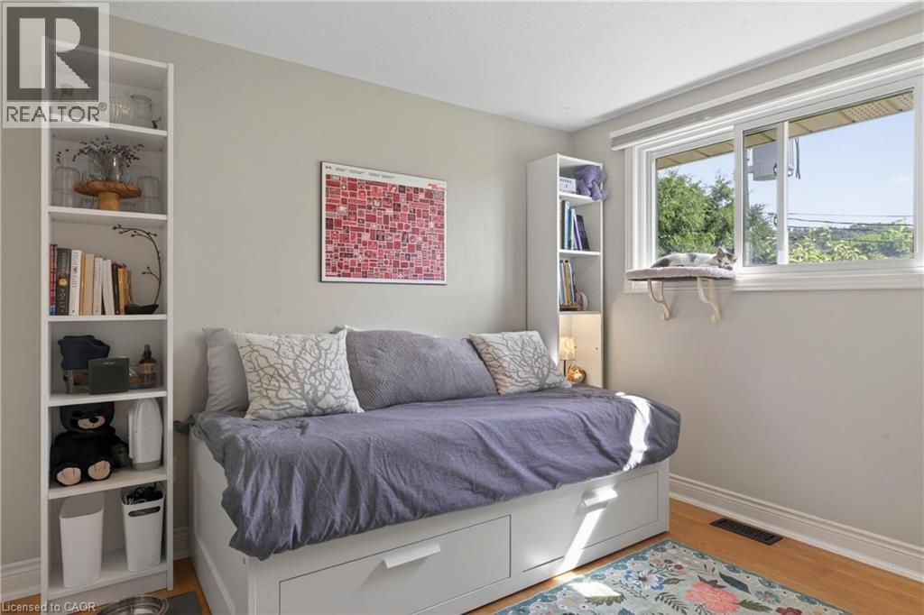 28 Ramsgate Drive, Stoney Creek, ON - Indoor Photo Showing Bedroom