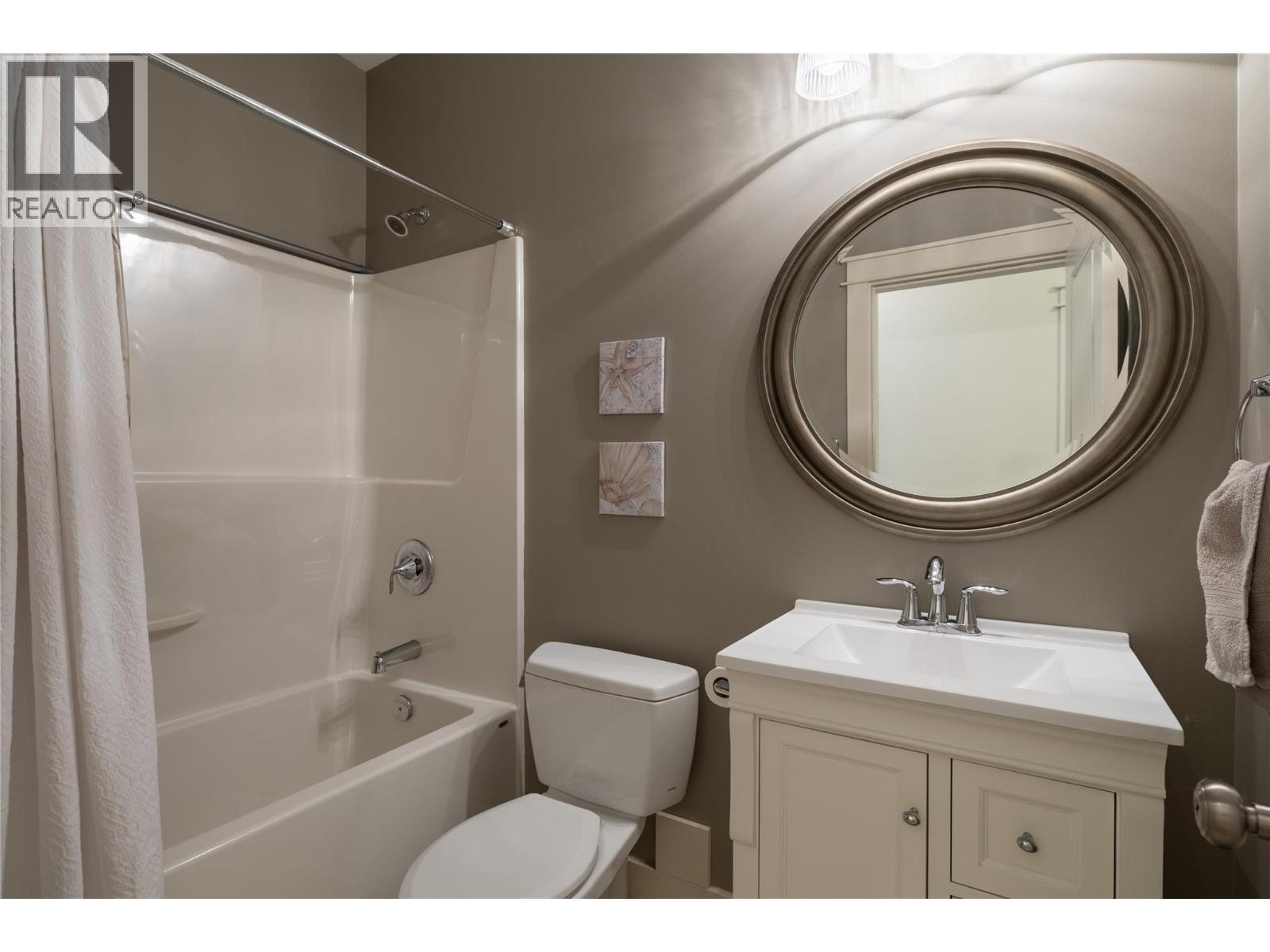Bathroom Main - 7261 Silver Ridge Drive, Vernon, BC - Indoor Photo Showing Bathroom