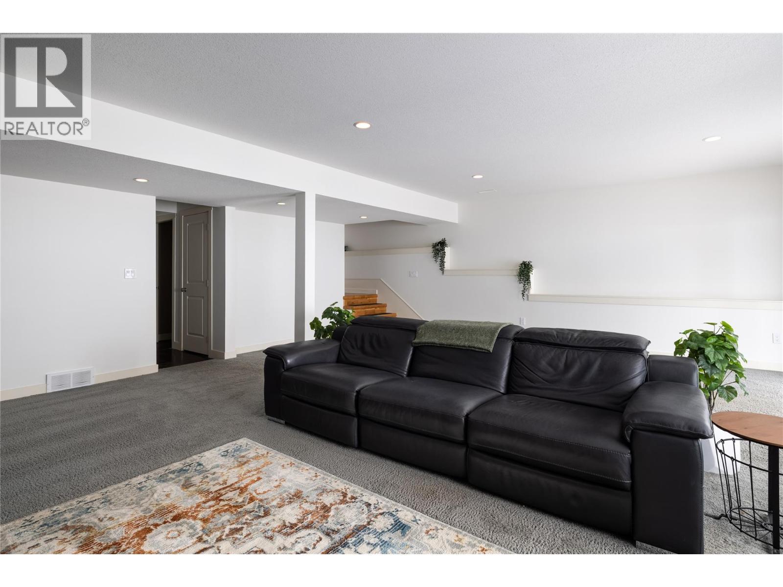 7261 Silver Ridge Drive, Vernon, BC - Indoor Photo Showing Living Room