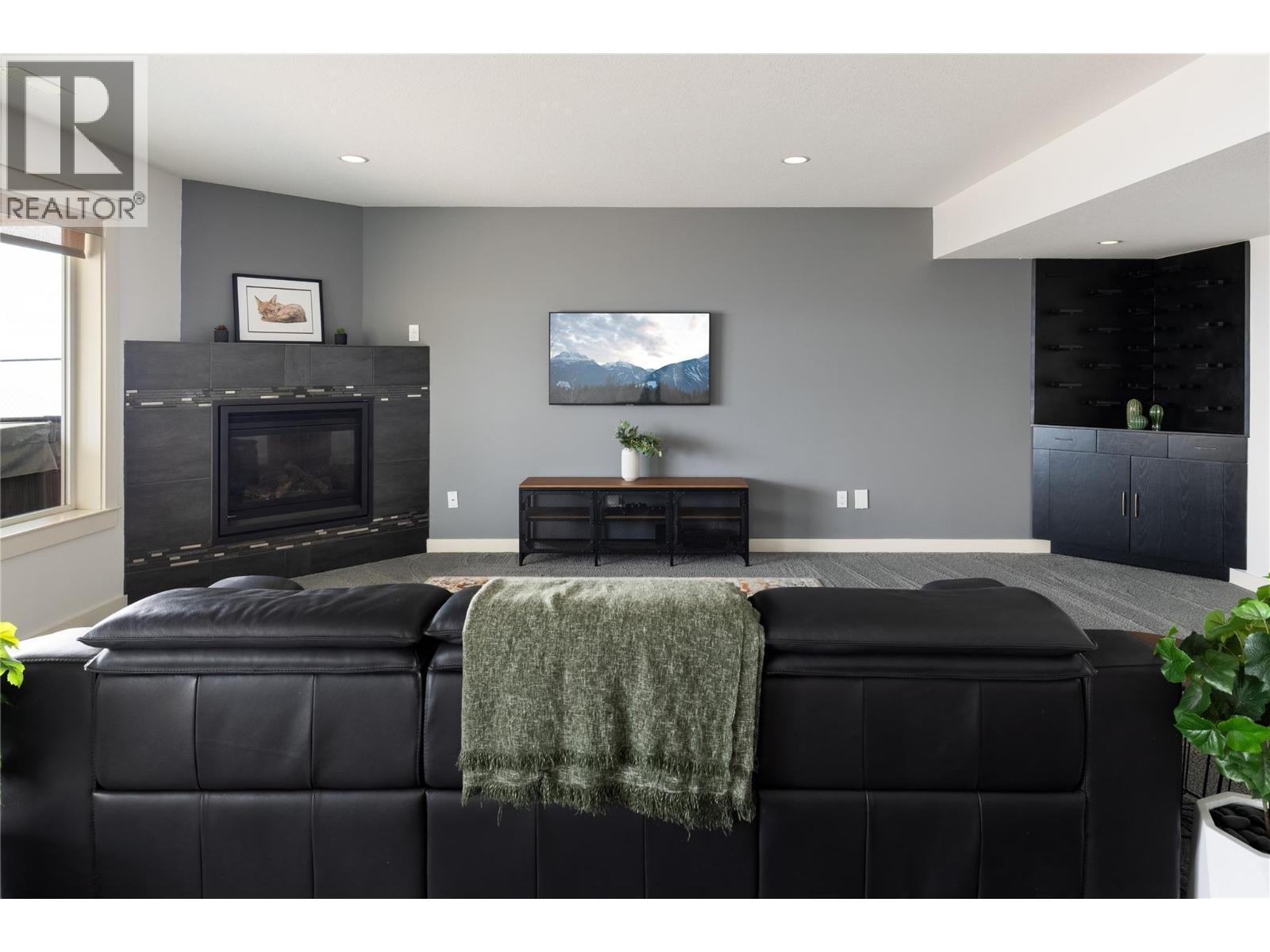 7261 Silver Ridge Drive, Vernon, BC - Indoor Photo Showing Living Room With Fireplace