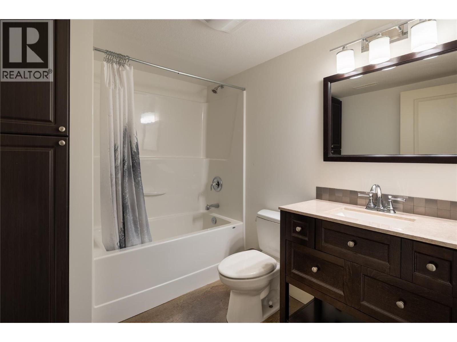 Bathroom 3 lower - 7261 Silver Ridge Drive, Vernon, BC - Indoor Photo Showing Bathroom
