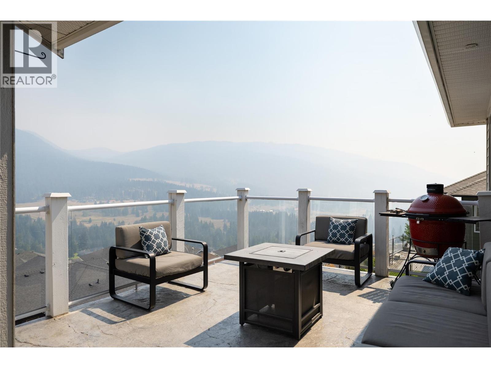 Glass railing system - 7261 Silver Ridge Drive, Vernon, BC - Outdoor With Exterior
