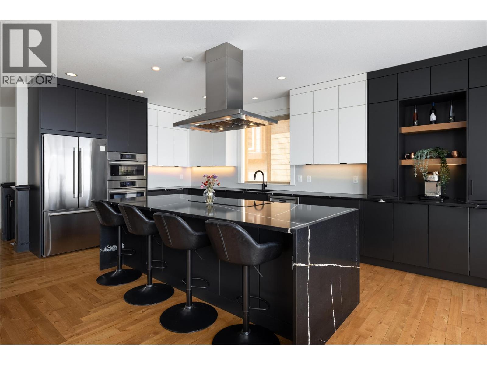 Master class culinary play land! - 7261 Silver Ridge Drive, Vernon, BC - Indoor Photo Showing Kitchen With Upgraded Kitchen