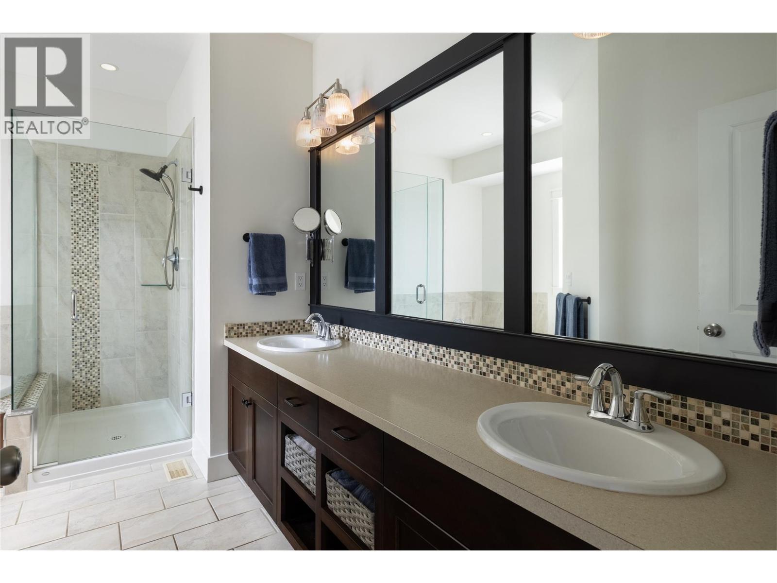 5 piece ensuite - 7261 Silver Ridge Drive, Vernon, BC - Indoor Photo Showing Bathroom