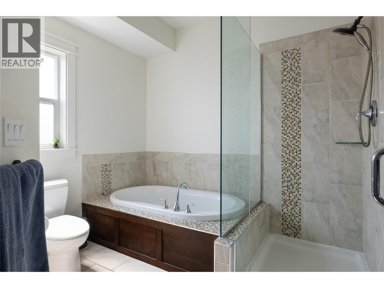 7261 Silver Ridge Drive, Vernon, BC - Indoor Photo Showing Bathroom