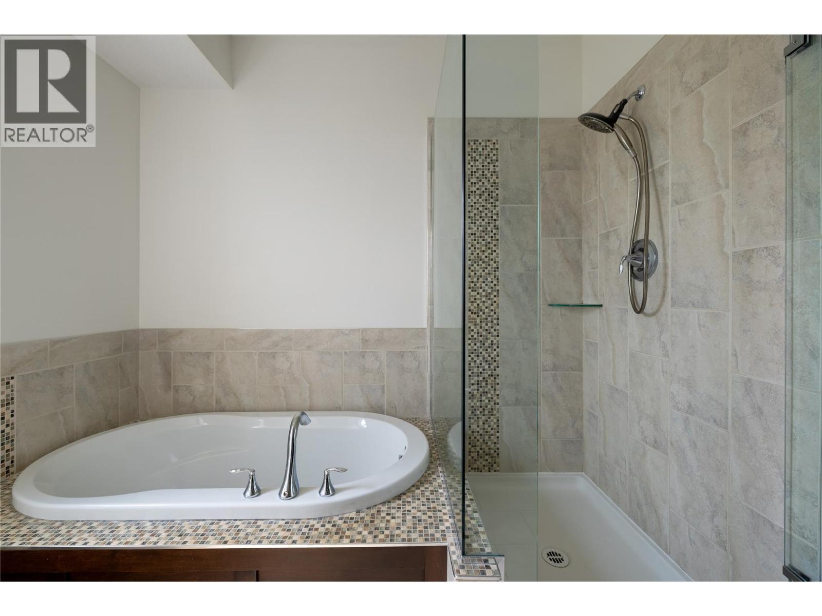 glass pane shower - 7261 Silver Ridge Drive, Vernon, BC - Indoor Photo Showing Bathroom