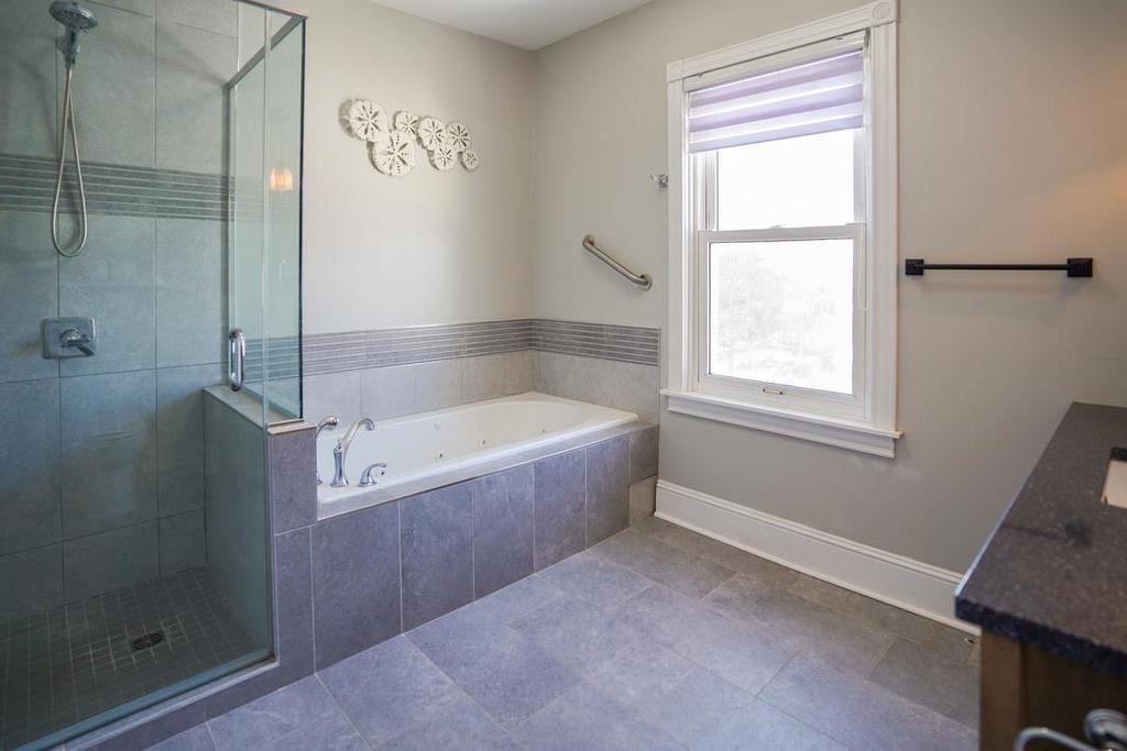 250-252 Central Street, Summerside, PE - Indoor Photo Showing Bathroom