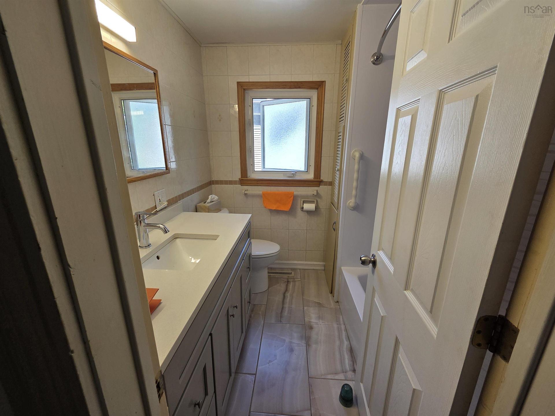135 Dominion Street, Truro, NS - Indoor Photo Showing Bathroom