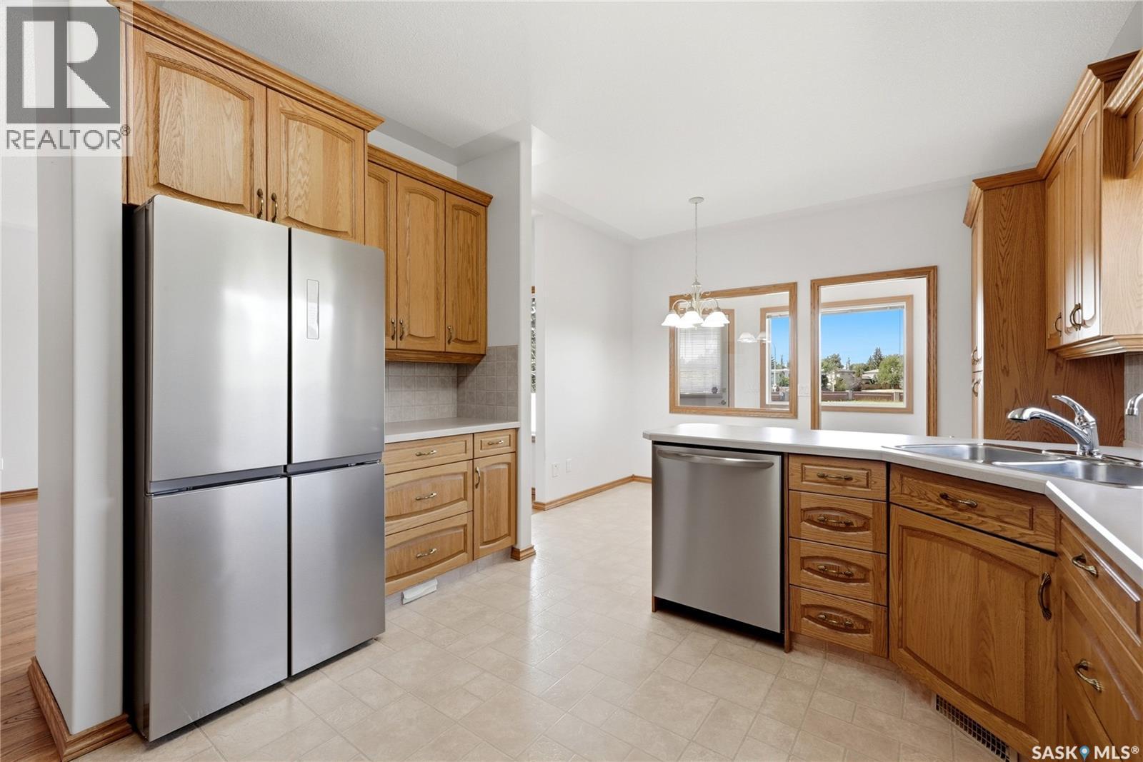 11330 Wascana Meadows, Regina, SK - Indoor Photo Showing Kitchen With Double Sink