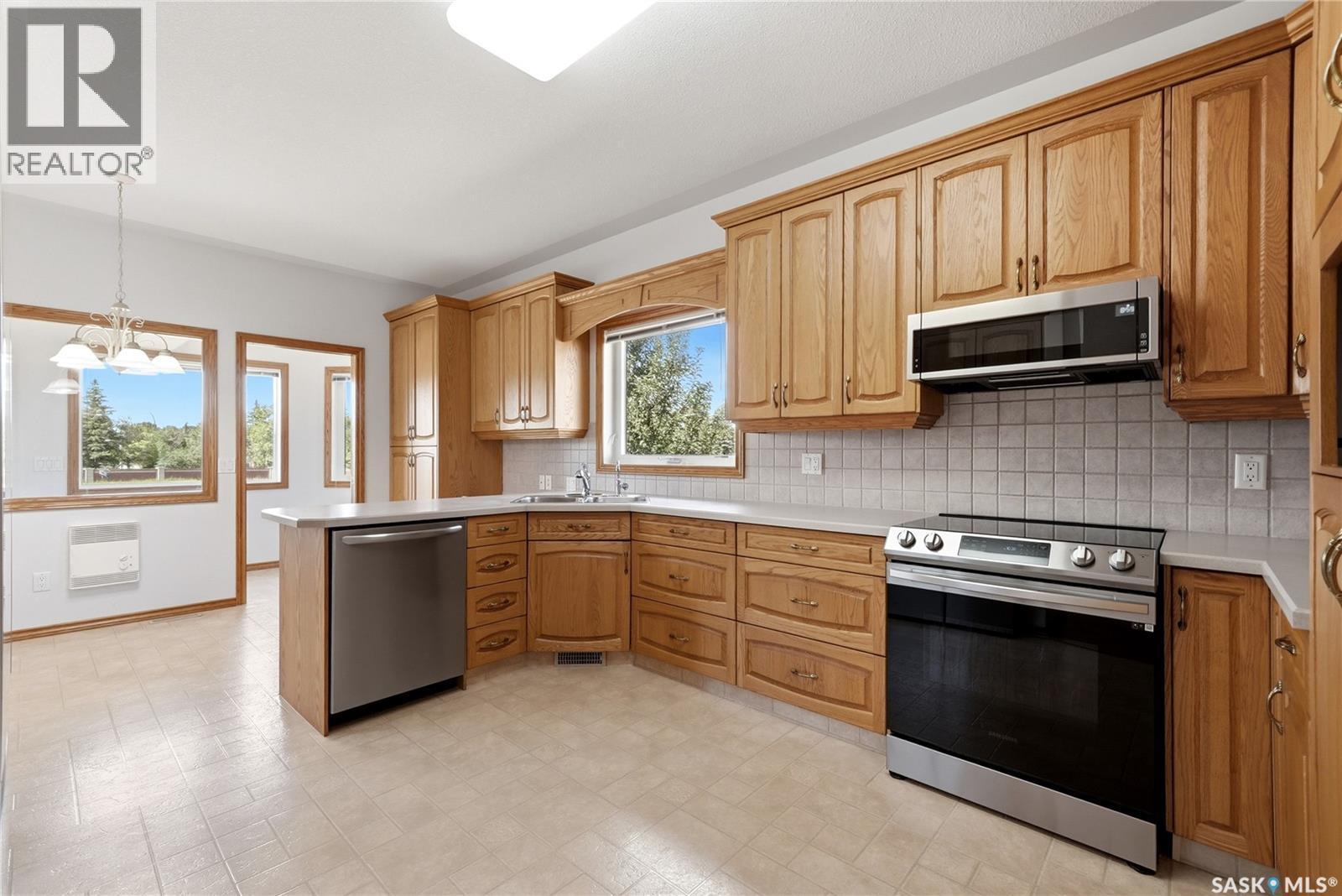 11330 Wascana Meadows, Regina, SK - Indoor Photo Showing Kitchen