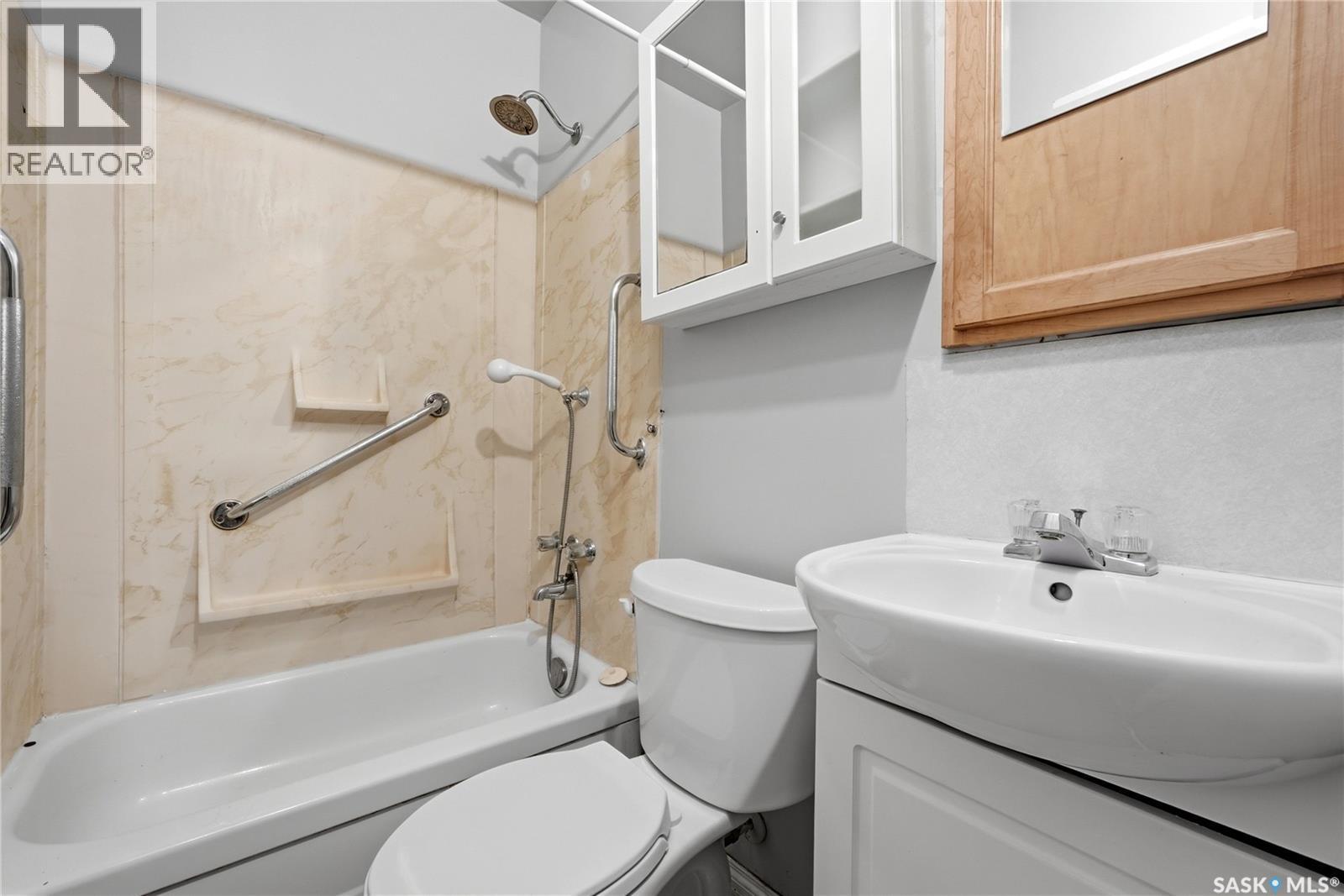558 Osler Street, Regina, SK - Indoor Photo Showing Bathroom