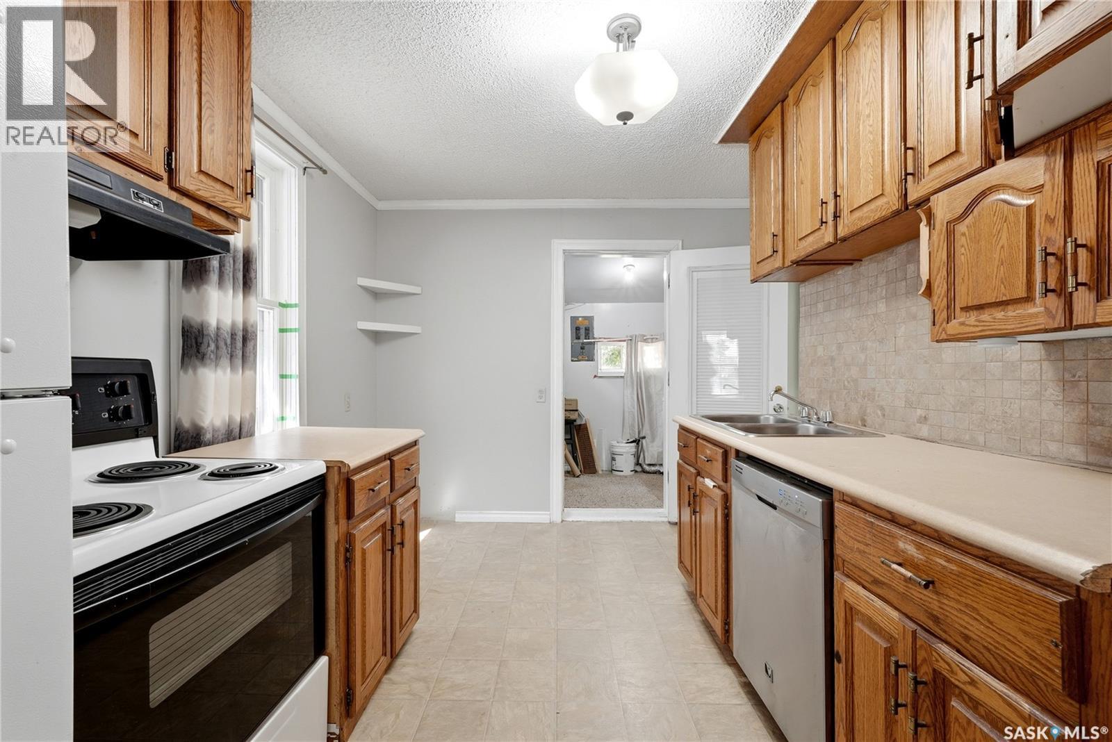 558 Osler Street, Regina, SK - Indoor Photo Showing Kitchen With Double Sink