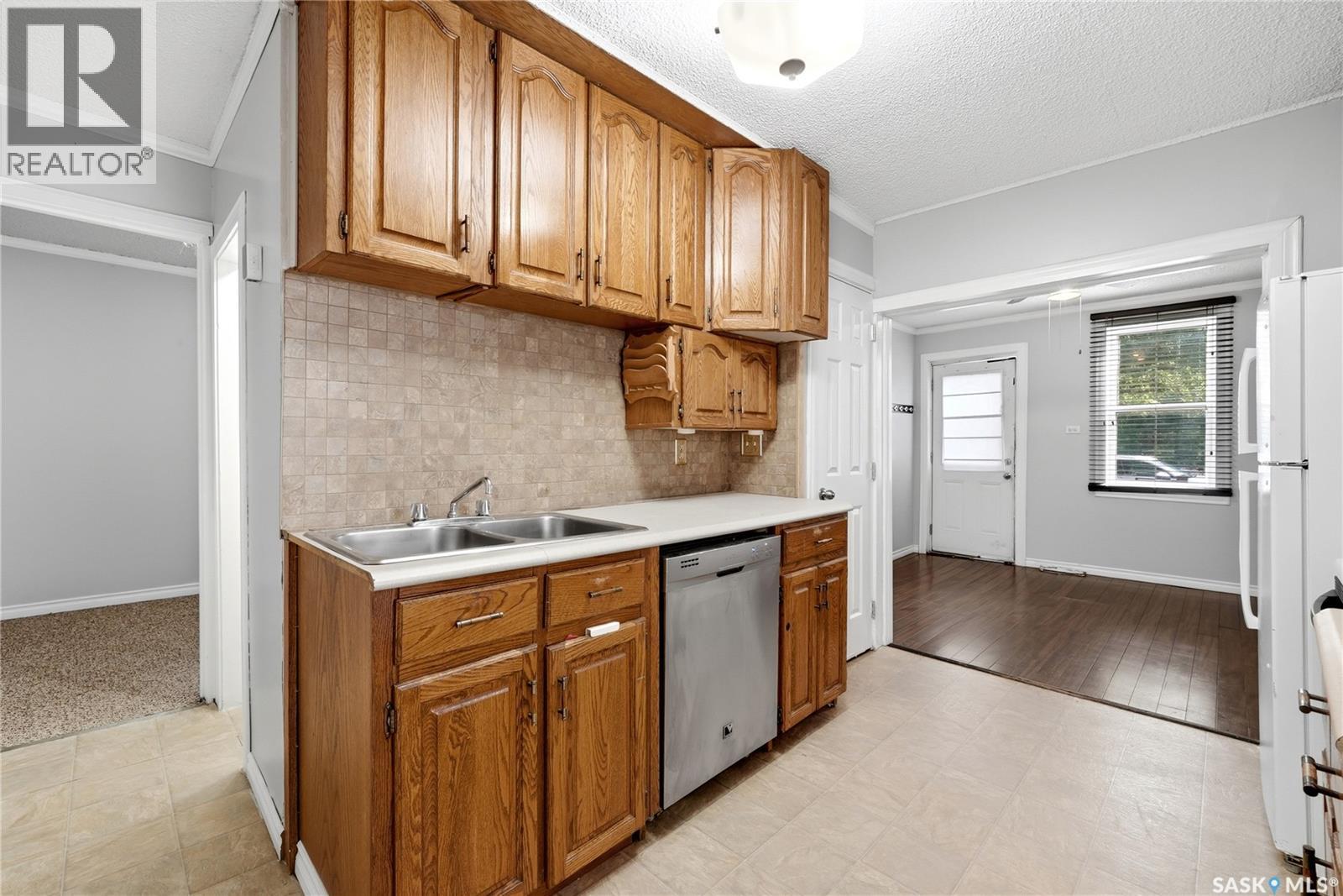 558 Osler Street, Regina, SK - Indoor Photo Showing Kitchen With Double Sink