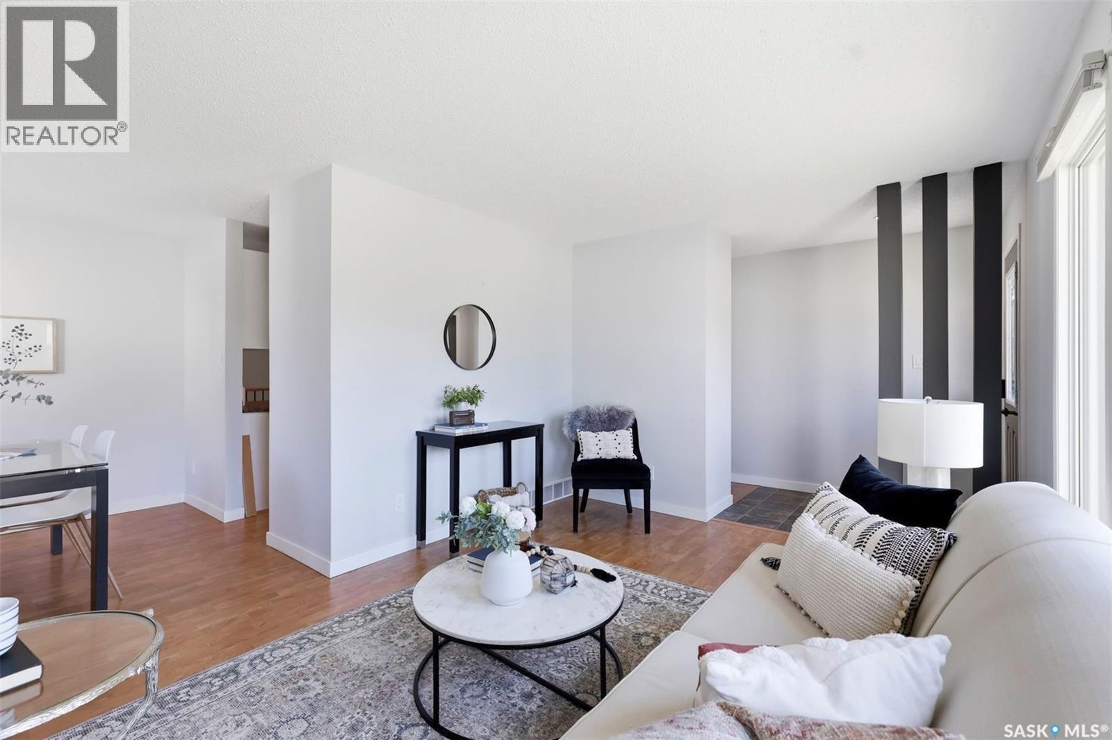 19 Nash Place, Saskatoon, SK - Indoor Photo Showing Living Room