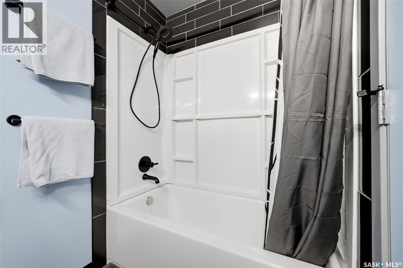 51 Martinac Crescent, Regina, SK - Indoor Photo Showing Bathroom