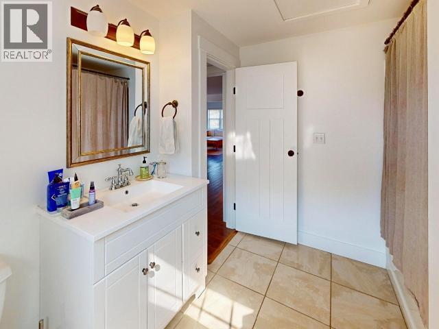4311 Westview Ave, Powell River, BC - Indoor Photo Showing Bathroom