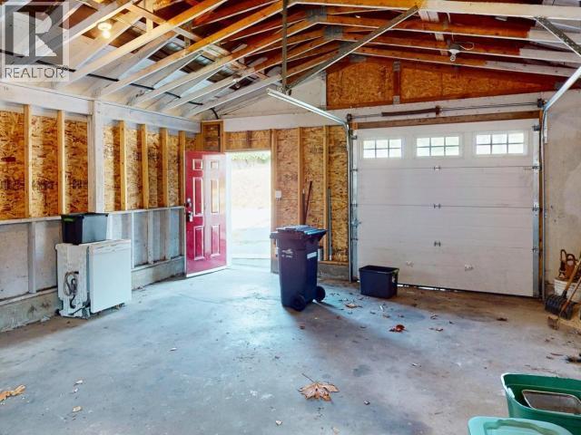 4311 Westview Ave, Powell River, BC - Indoor Photo Showing Garage