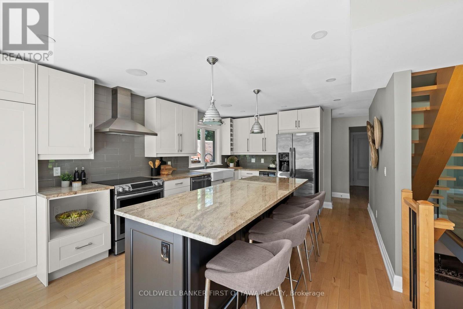 199 Mountbatten Avenue, Ottawa, ON - Indoor Photo Showing Kitchen With Stainless Steel Kitchen With Upgraded Kitchen