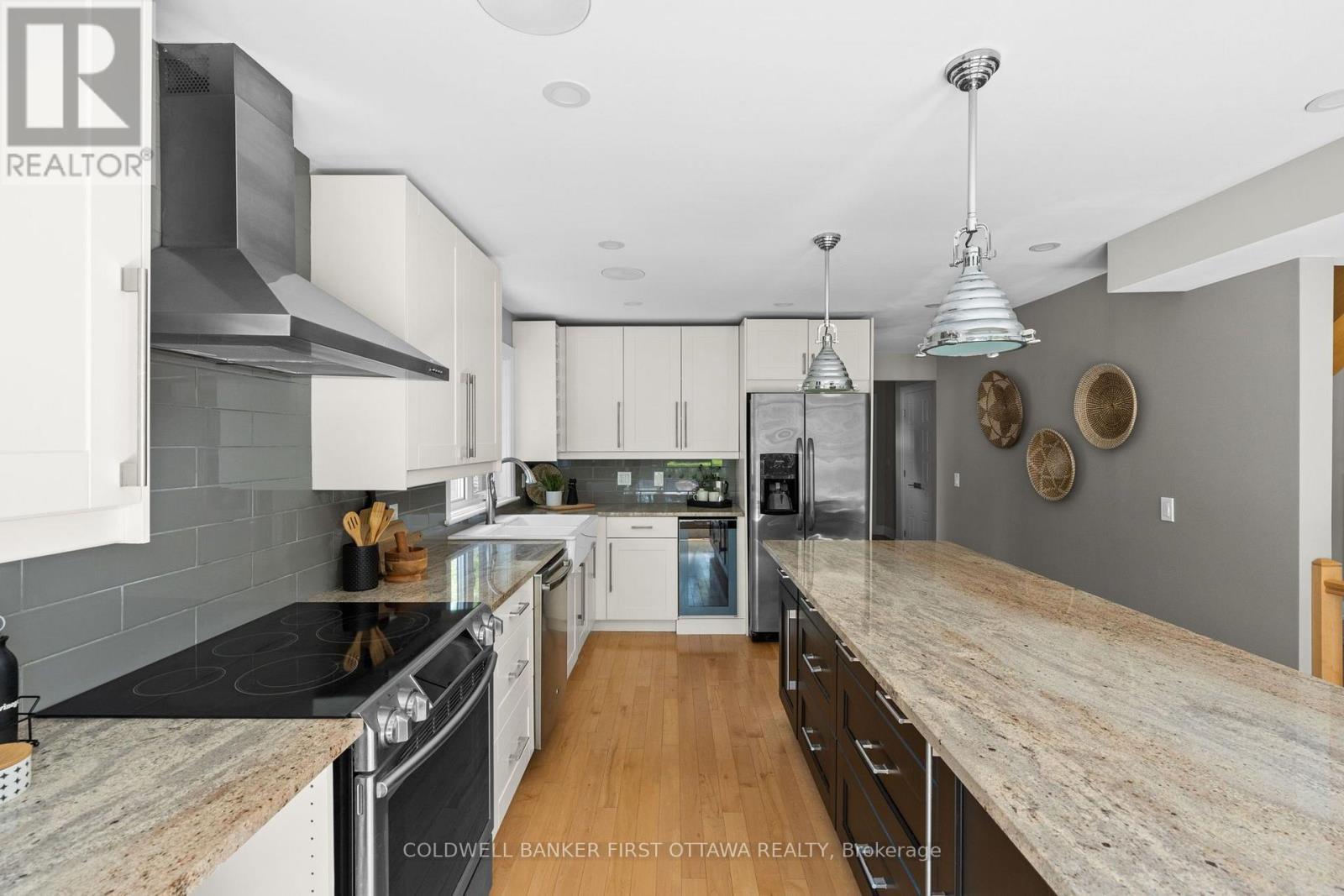 199 Mountbatten Avenue, Ottawa, ON - Indoor Photo Showing Kitchen With Upgraded Kitchen