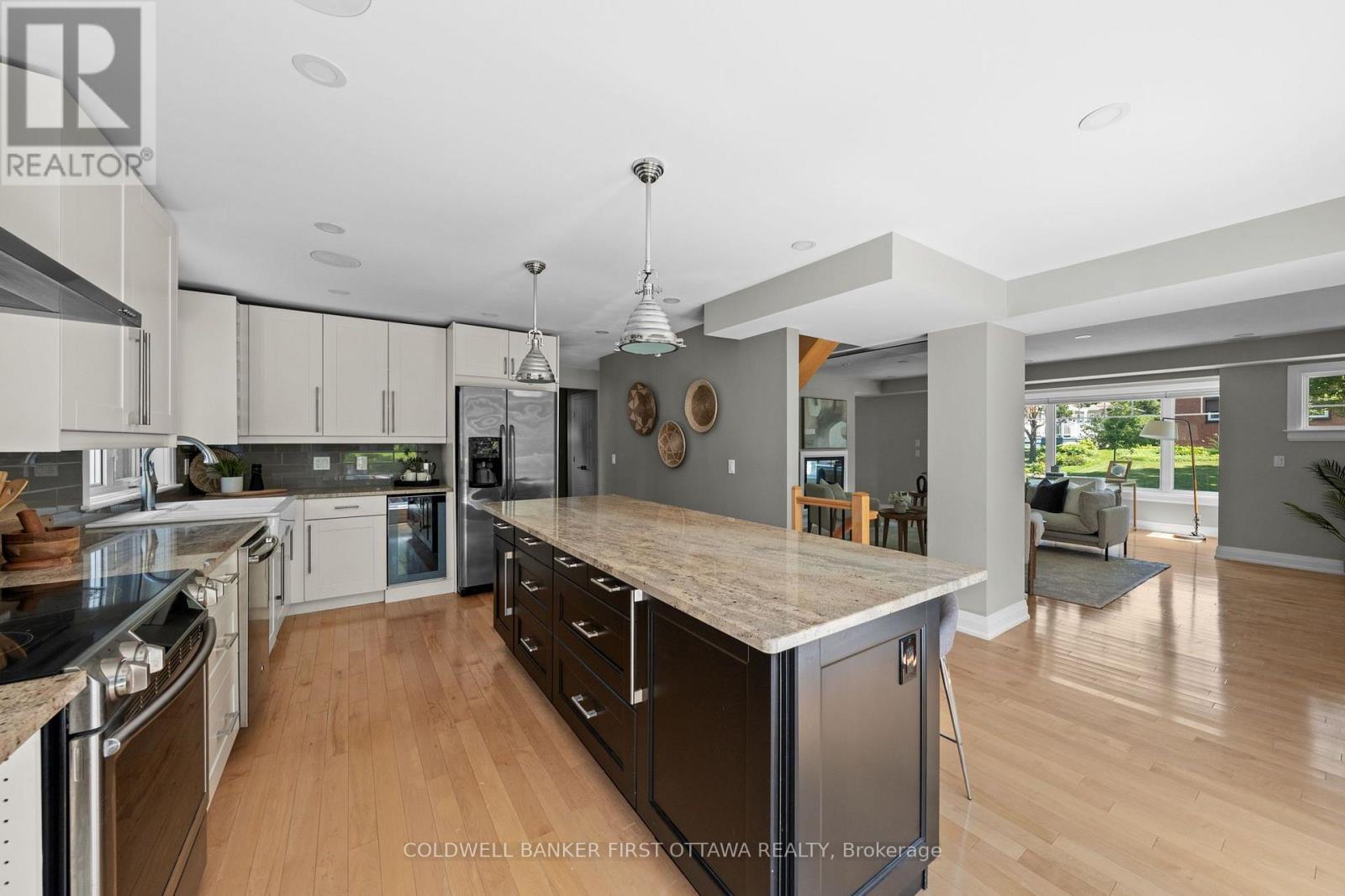 199 Mountbatten Avenue, Ottawa, ON - Indoor Photo Showing Kitchen With Stainless Steel Kitchen With Upgraded Kitchen
