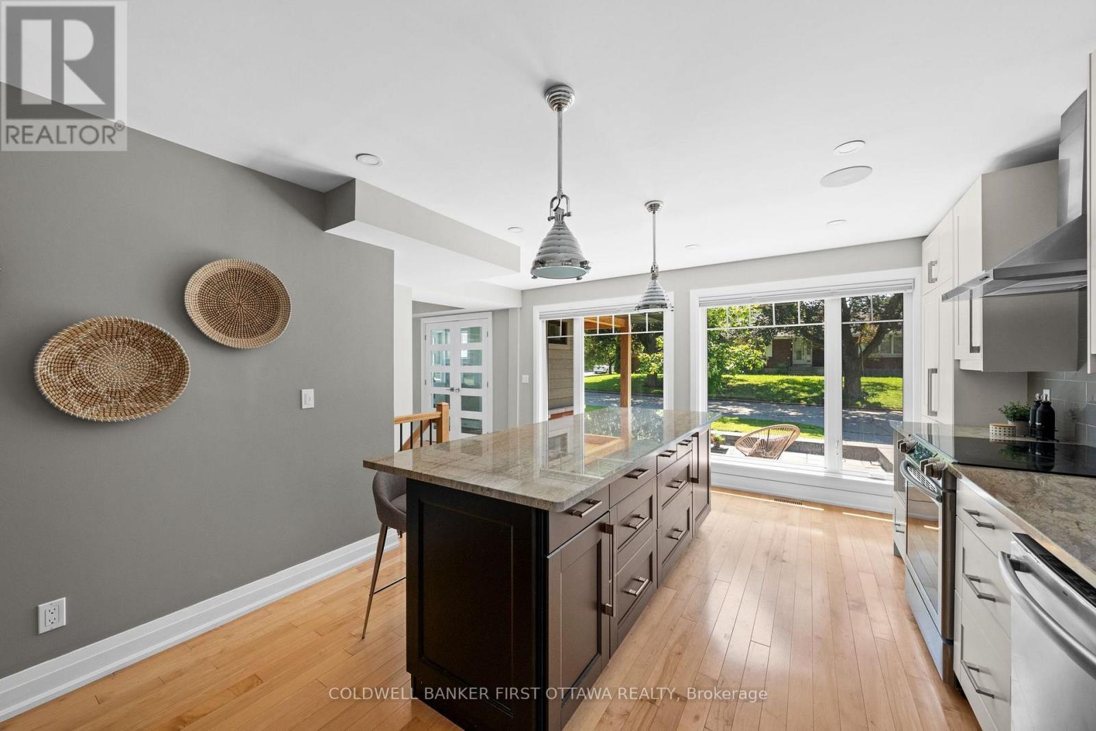 199 Mountbatten Avenue, Ottawa, ON - Indoor Photo Showing Kitchen With Upgraded Kitchen