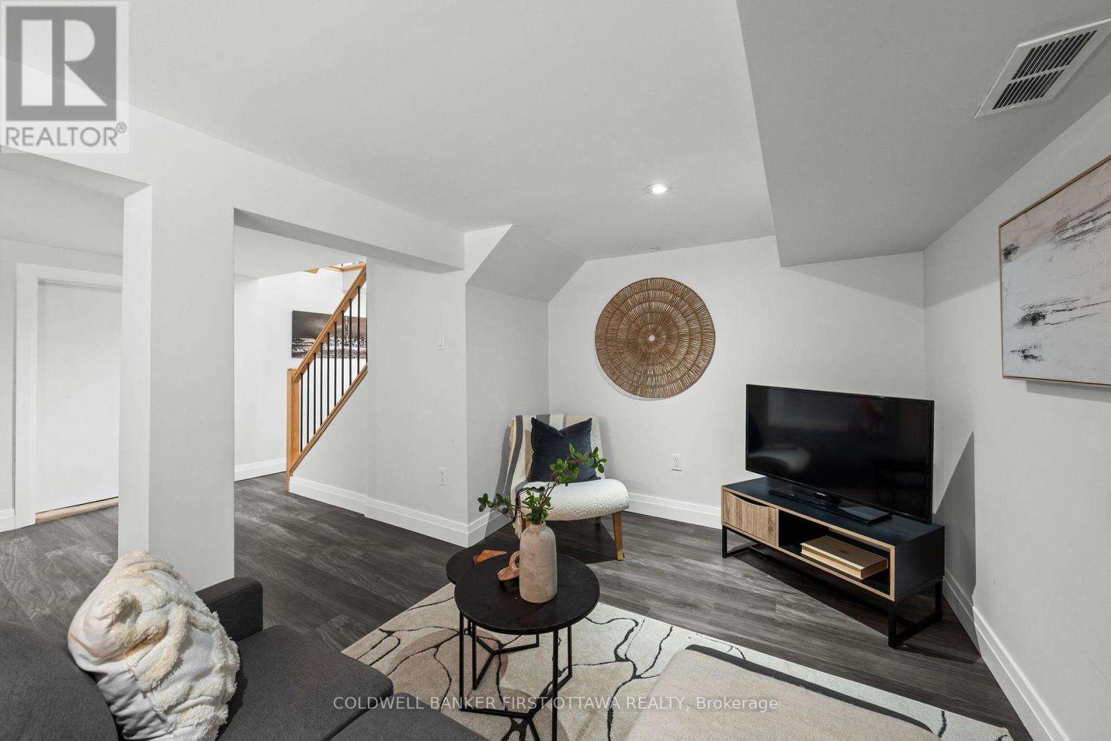 199 Mountbatten Avenue, Ottawa, ON - Indoor Photo Showing Living Room