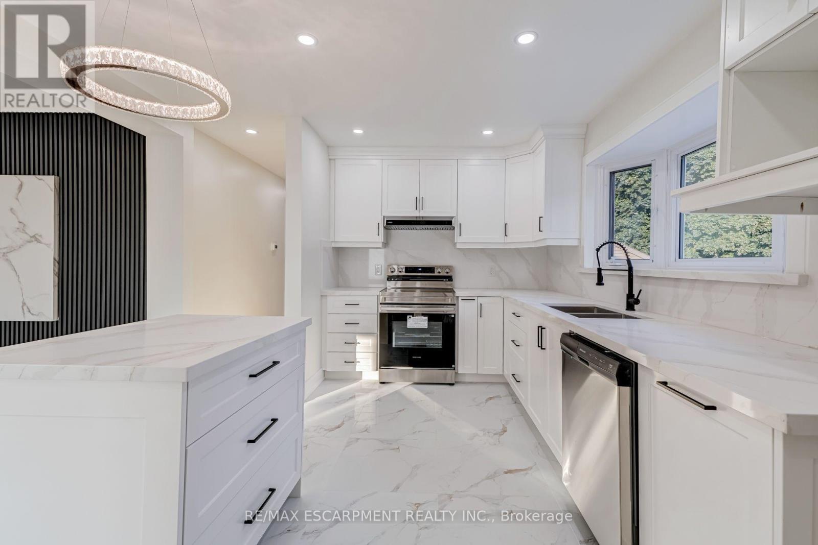 63 Hardale Crescent, Hamilton, ON - Indoor Photo Showing Kitchen With Double Sink With Upgraded Kitchen