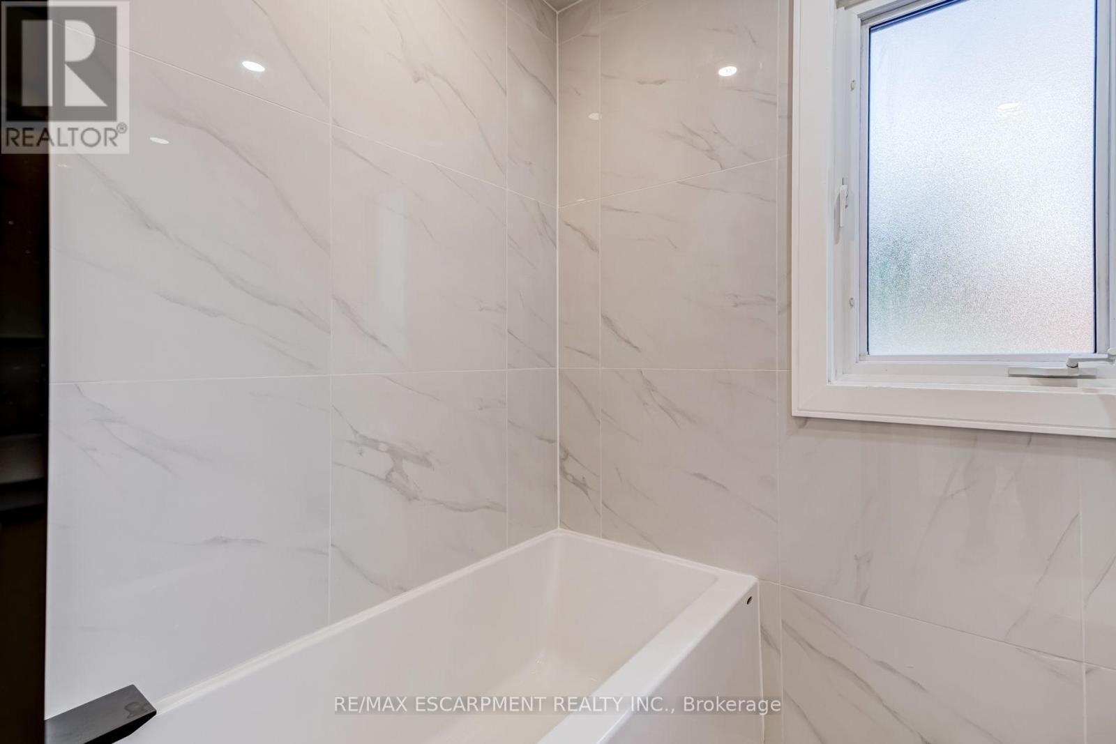 63 Hardale Crescent, Hamilton, ON - Indoor Photo Showing Bathroom