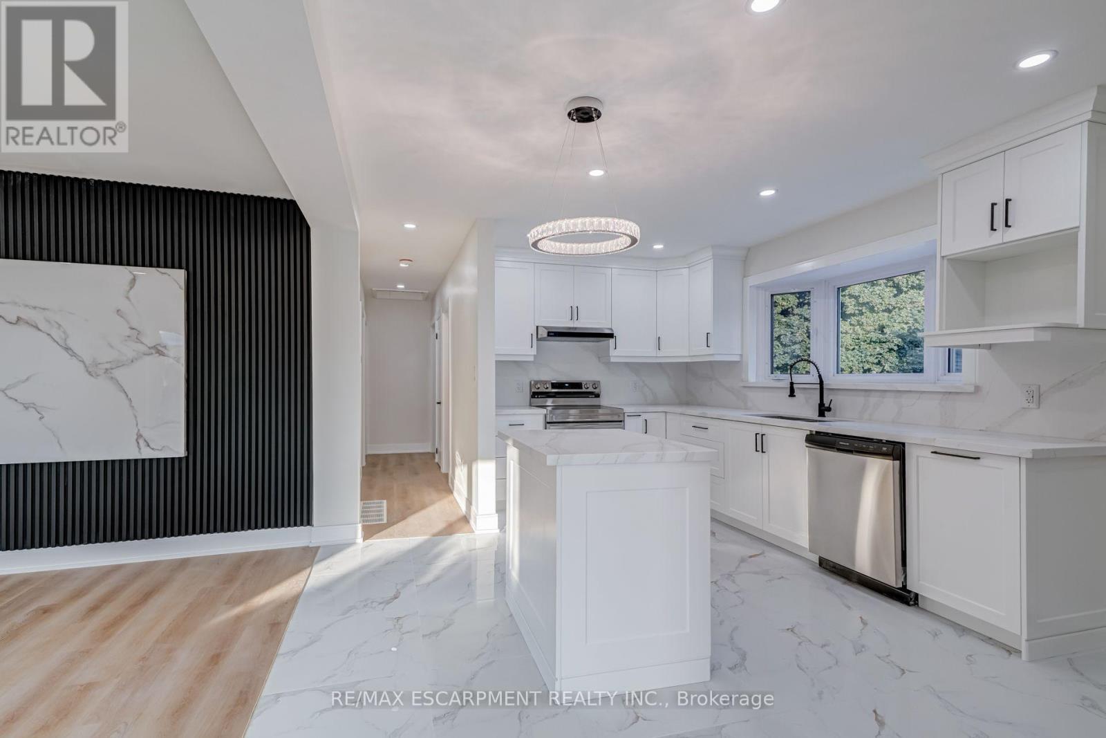 63 Hardale Crescent, Hamilton, ON - Indoor Photo Showing Kitchen