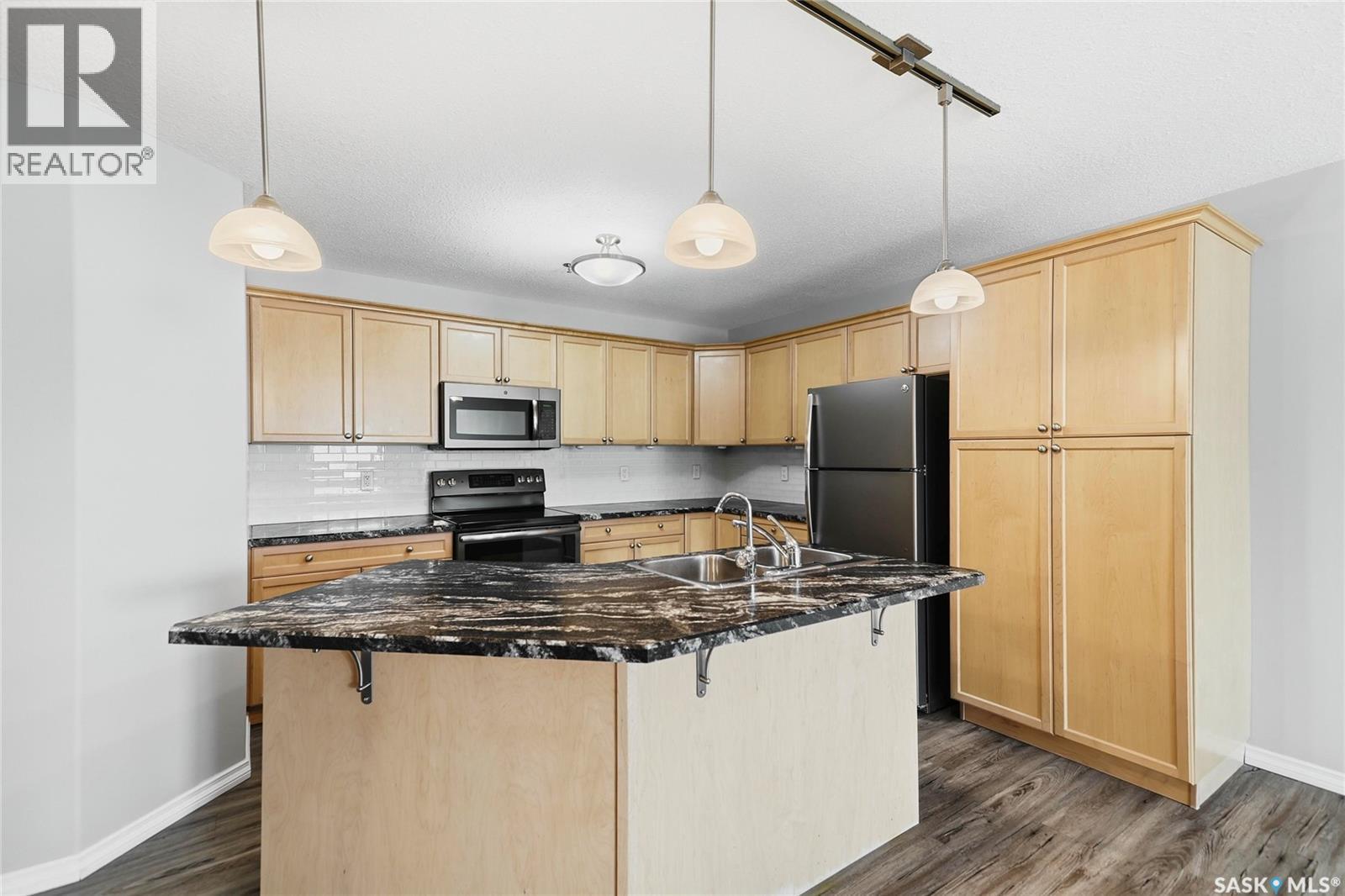 106 6345 Rochdale Boulevard, Regina, SK - Indoor Photo Showing Kitchen With Double Sink