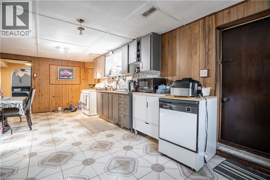 18 Villa Court, Hamilton, ON - Indoor Photo Showing Laundry Room