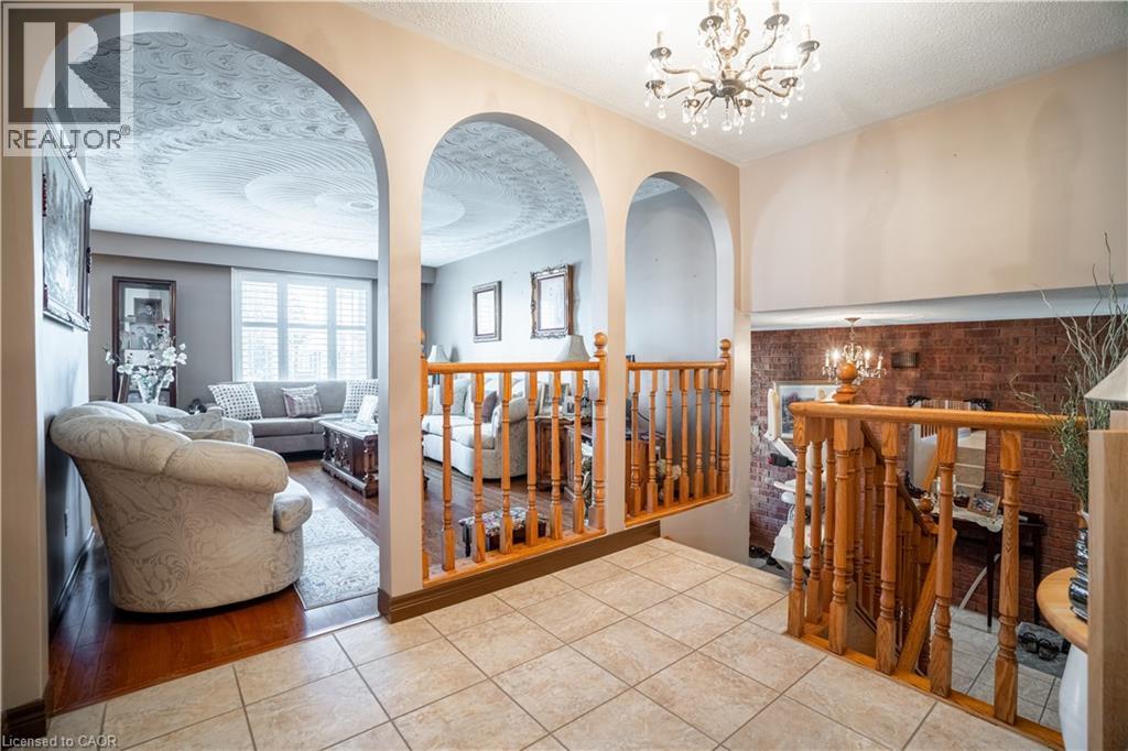 18 Villa Court, Hamilton, ON - Indoor
