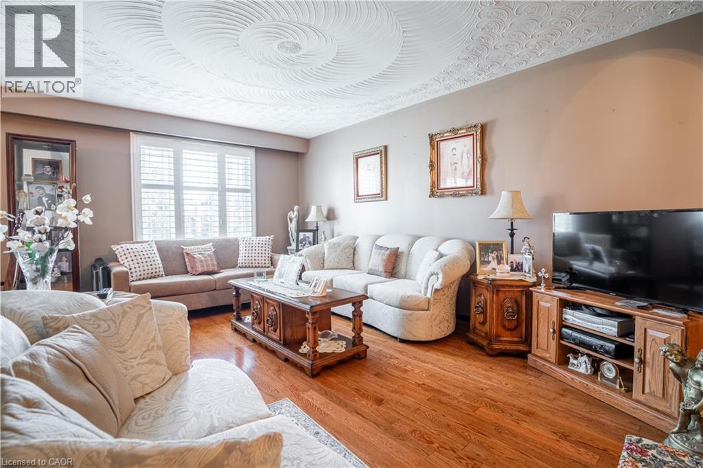 18 Villa Court, Hamilton, ON - Indoor Photo Showing Living Room
