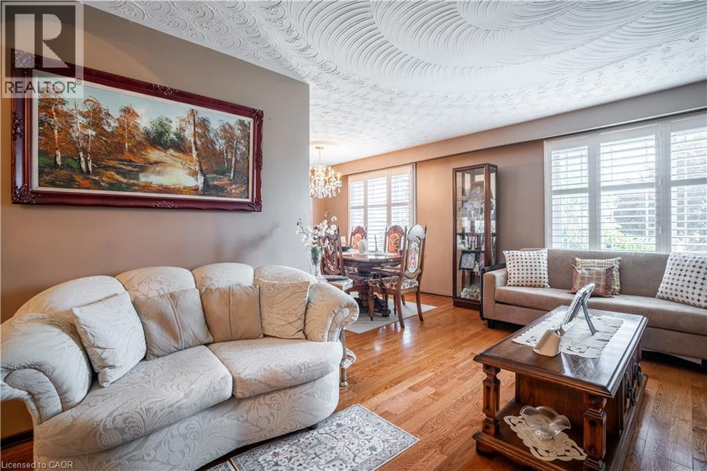 18 Villa Court, Hamilton, ON - Indoor Photo Showing Living Room