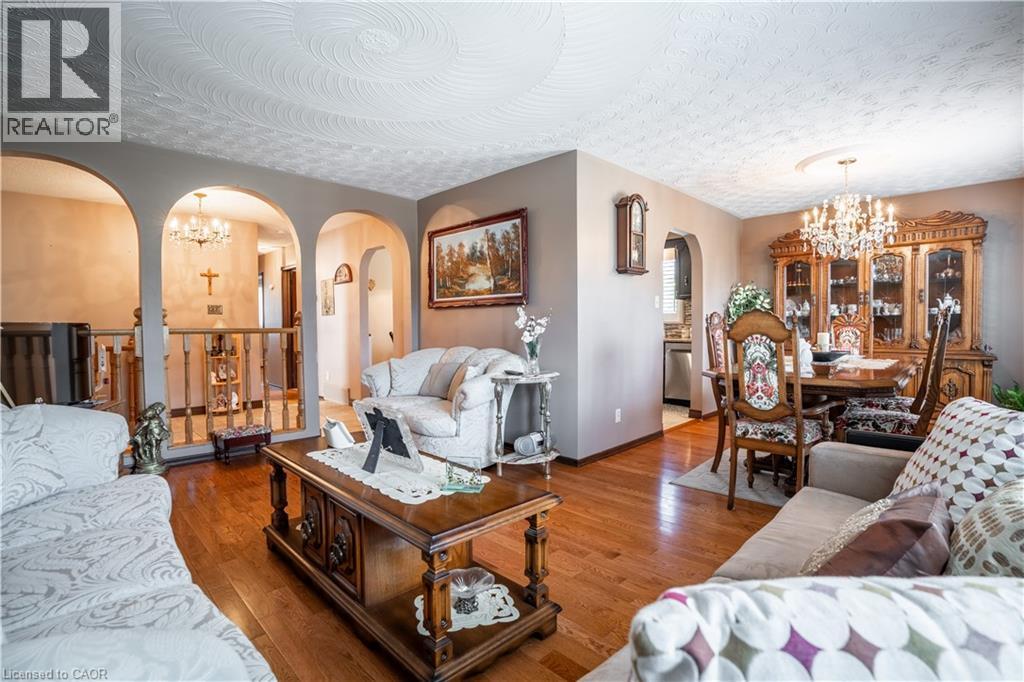 18 Villa Court, Hamilton, ON - Indoor Photo Showing Living Room