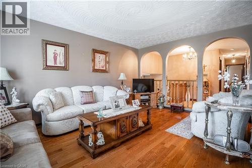 18 Villa Court, Hamilton, ON - Indoor Photo Showing Living Room