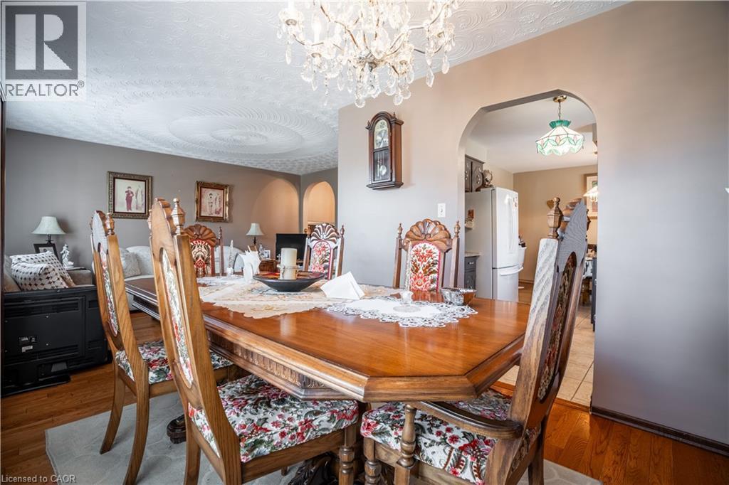 18 Villa Court, Hamilton, ON - Indoor Photo Showing Dining Room