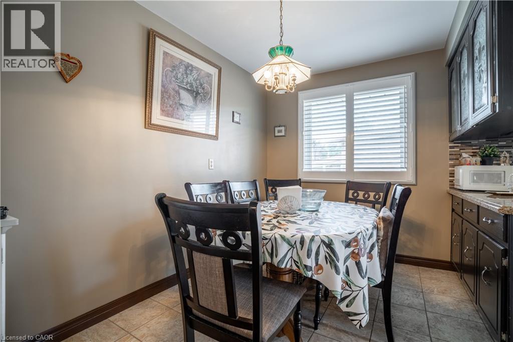 18 Villa Court, Hamilton, ON - Indoor Photo Showing Dining Room