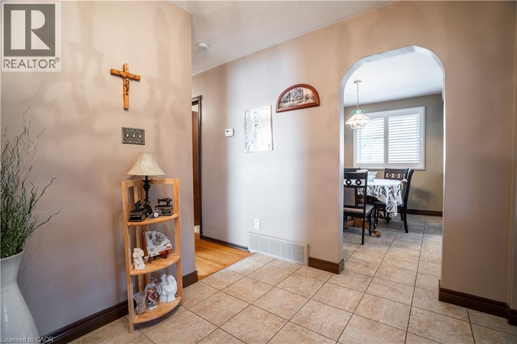 18 Villa Court, Hamilton, ON - Indoor Photo Showing Other Room