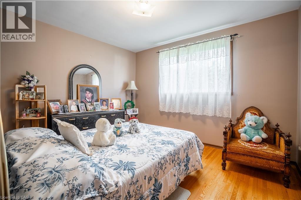 18 Villa Court, Hamilton, ON - Indoor Photo Showing Bedroom