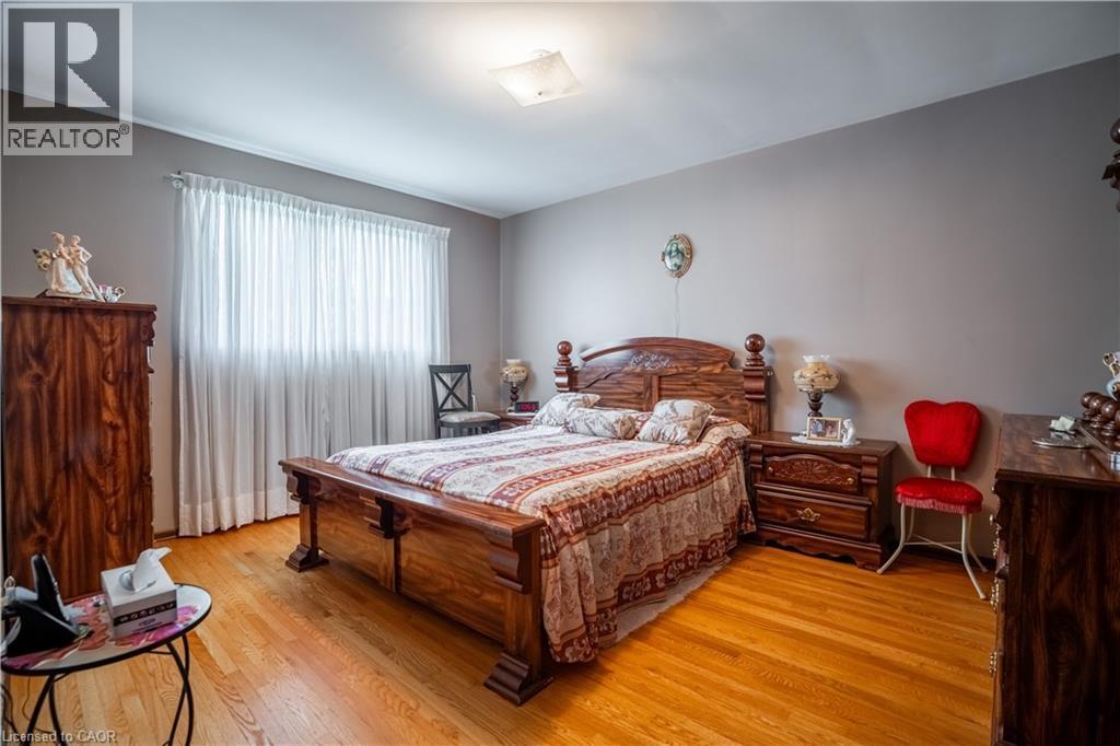 18 Villa Court, Hamilton, ON - Indoor Photo Showing Bedroom