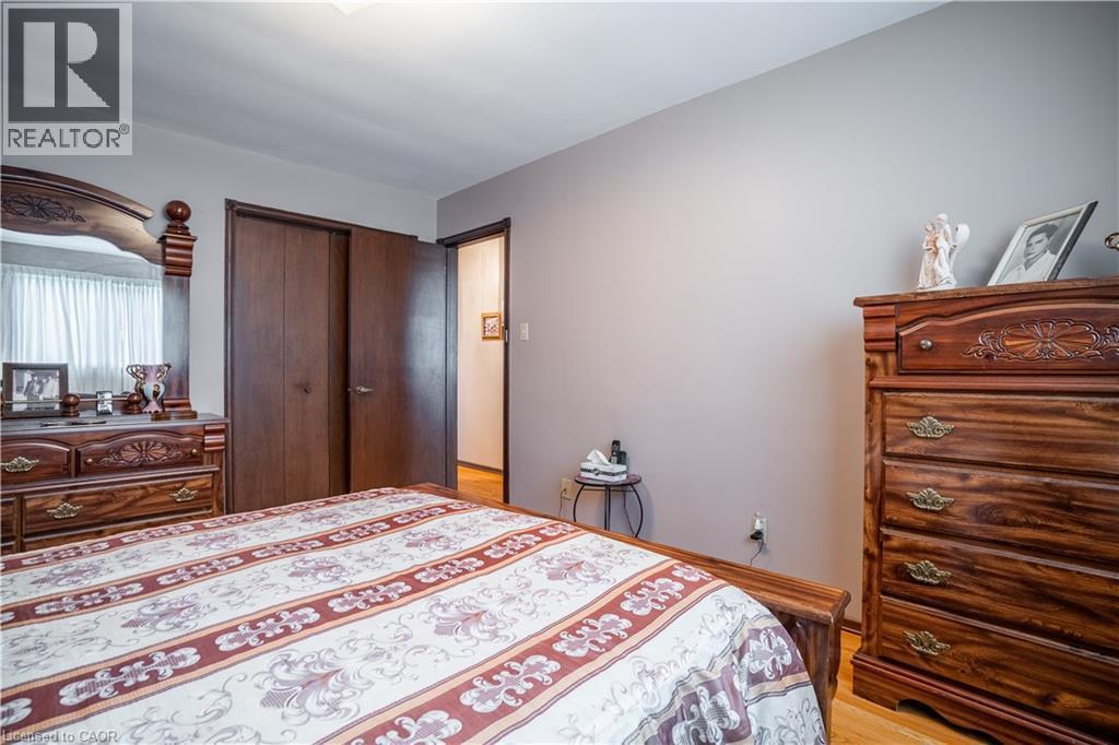 18 Villa Court, Hamilton, ON - Indoor Photo Showing Bedroom