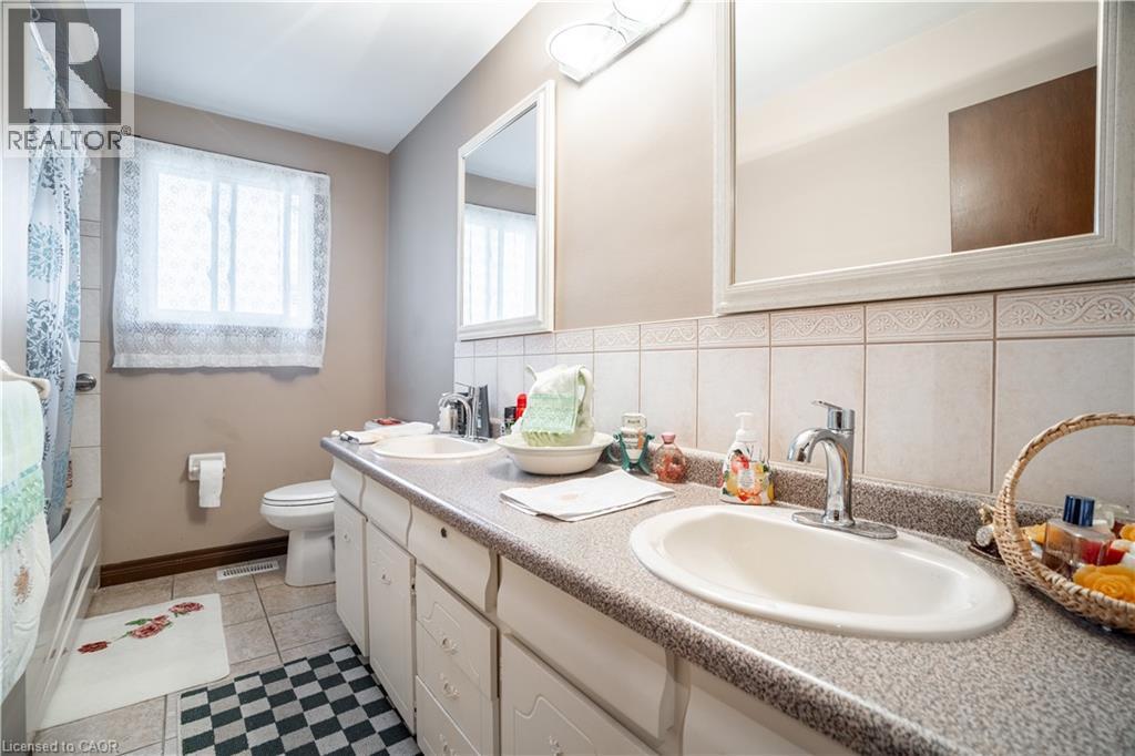 18 Villa Court, Hamilton, ON - Indoor Photo Showing Bathroom