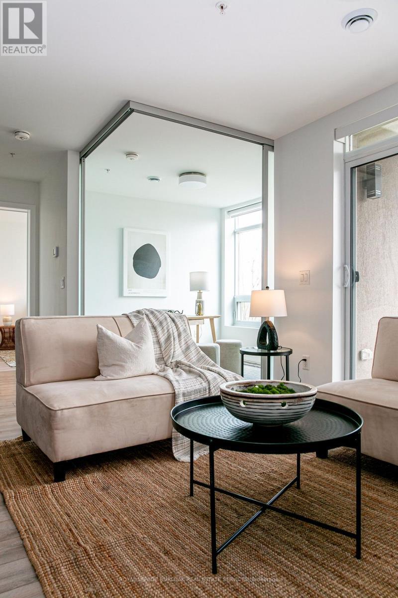 206 - 455 Charleton Avenue E, Hamilton, ON - Indoor Photo Showing Living Room