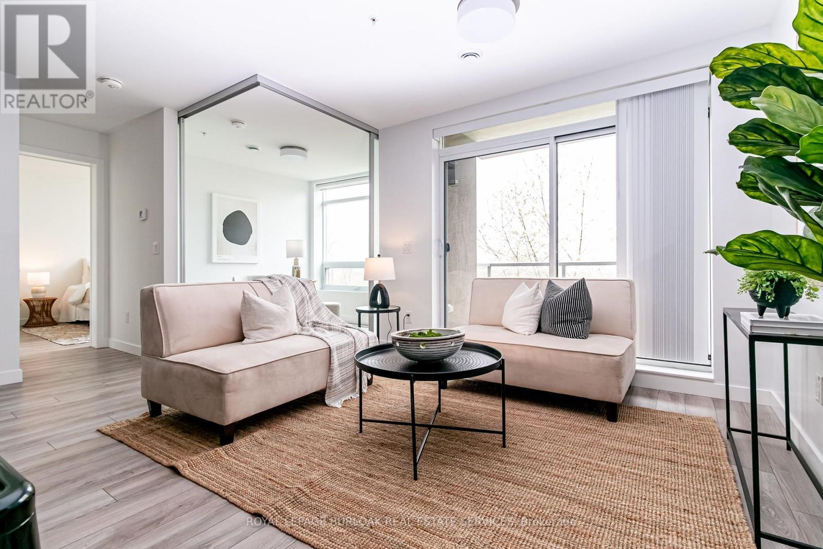 206 - 455 Charleton Avenue E, Hamilton, ON - Indoor Photo Showing Living Room