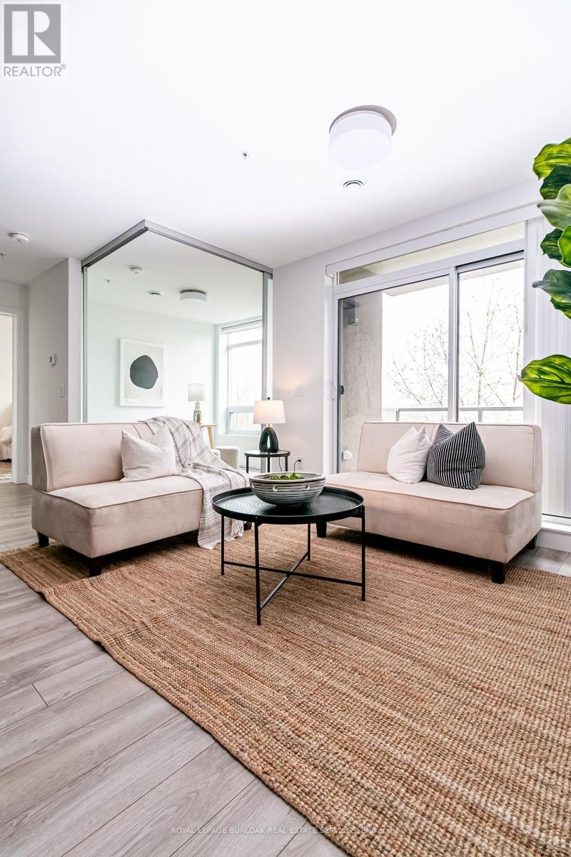 206 - 455 Charleton Avenue E, Hamilton, ON - Indoor Photo Showing Living Room